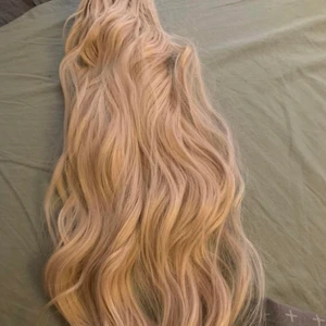 Löshår - Clip in löshår 6 delar. På andra bilden ser ni håret isatt. det är väldigt ljust.