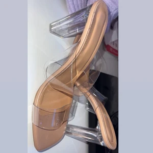 Genomskinliga klackskor  - Intressekoll :)) tycker dessa är ganska obekväma och ser inget bra tillfälle för att använda dem. De är i storlek 39 men passar även 38 och är otroligt snygga. ( aldrig använda)   