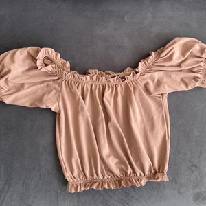 Brun off shoulder topp från Gina - Jättefin croppad off shoulder top med lite volanger 