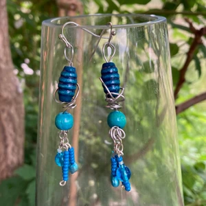 Blå örhängen  - Örhängen med blå träpärlor och blandade blå
