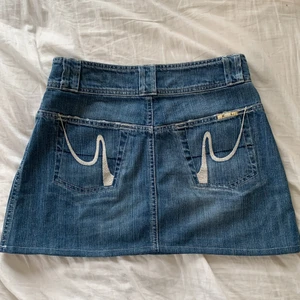 Lågmidjad jeanskjol - Lågmidjad jeanskjol från ZOUL med vita sömmar 🤍 tyvärr för liten och kommer därav inte till användning🤍 midjemått:35 tvärsöver