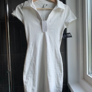En vit klänning - En vanlig basic vit klänning som jag beställde ett tag sen. Har inte haft någon användning av den då jag har massa andra plagg. Denna klänning passar till det mesta. 