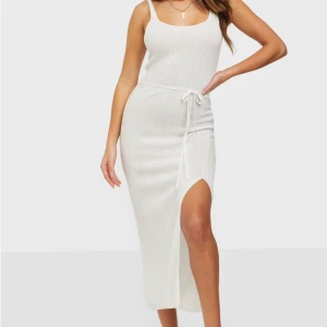 Klänning - Super fin klänning nu till sommaren!  Säljer så jag råkade beställa hem två st, så helt oanvänd! älskar den!!🌻 köparen står för frakt 