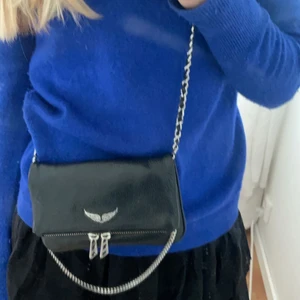 Zadig väska  - Jag säljer nu min lilla Zadig väska som köptes på zalando!! Väskan är i jättebra skick💓 Bara att skriva för frågor eller fler bilder!💘💘 Budgivningrn börjar på 700kr💓 Buda vid intresse💓 (obs bandet är vikt på bilden det är längre!!)