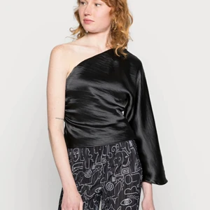 Svart topp - Svart enarmad topp från gina tricot, str 36. Aldrig använd🖤 Kan skicka egen bild vid intresse