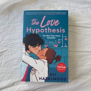 Jag säljer nu den kända The Love Hypothesis. Boken är lite sliten på bokryggen. Jag kan rekommendera denna om du vill ha en gullig romans att läsa i sommar!