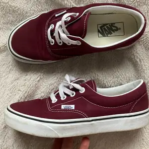 Säljer dessa röda Vans för att de har blivit för småa💛 använda väldigt få gånger lite smutsiga på den vita delen men kan tvättas om man vill🌻 Frakt 66 kr