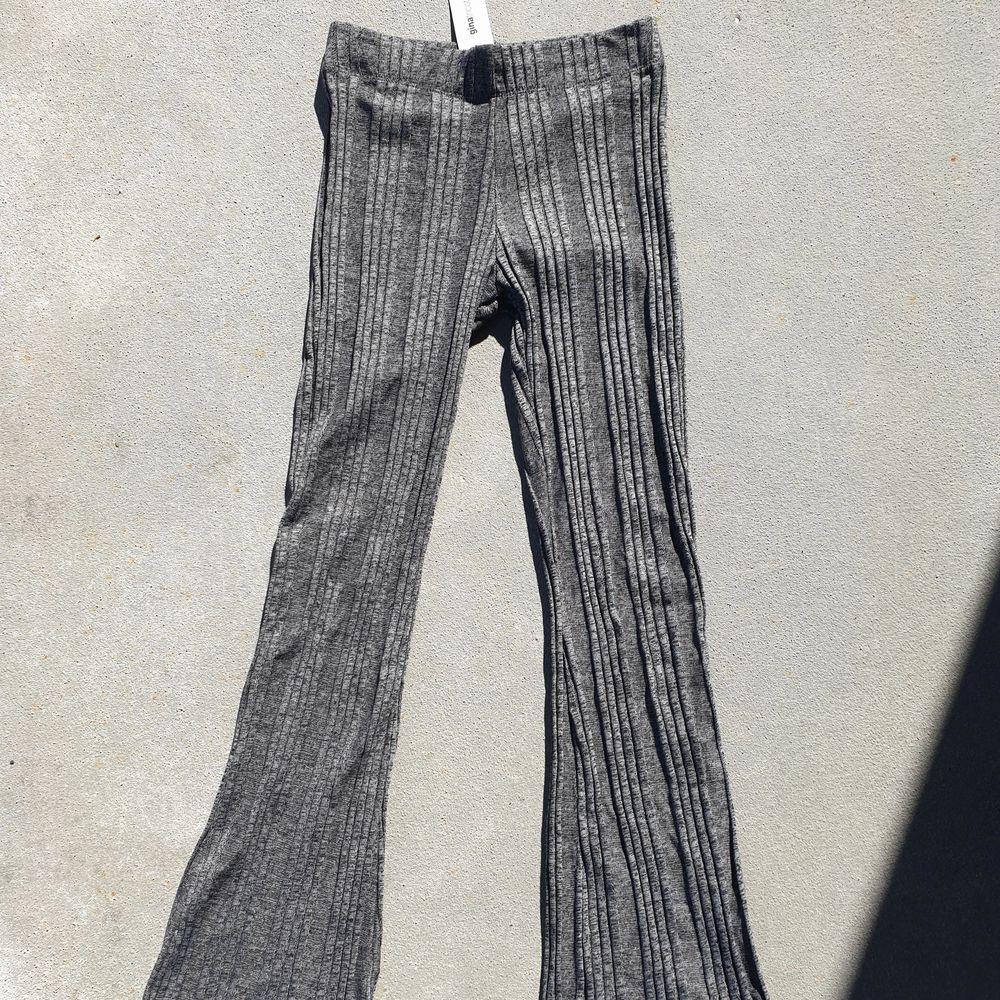 Gray ribbed flare pants that make your butt look good, brand newz Size Smal. Sadly too small for me.. Jeans & Byxor.