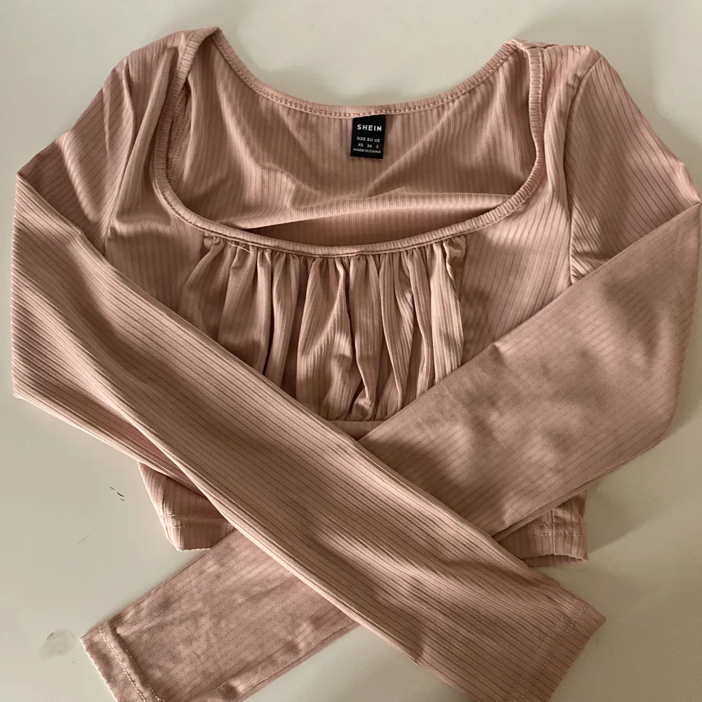 Jättefin kort rosa tröja. För liten för mig. Är storlek xs men skulle säga att det passar mer en xxs. Köparen står för frakten!!. Toppar.