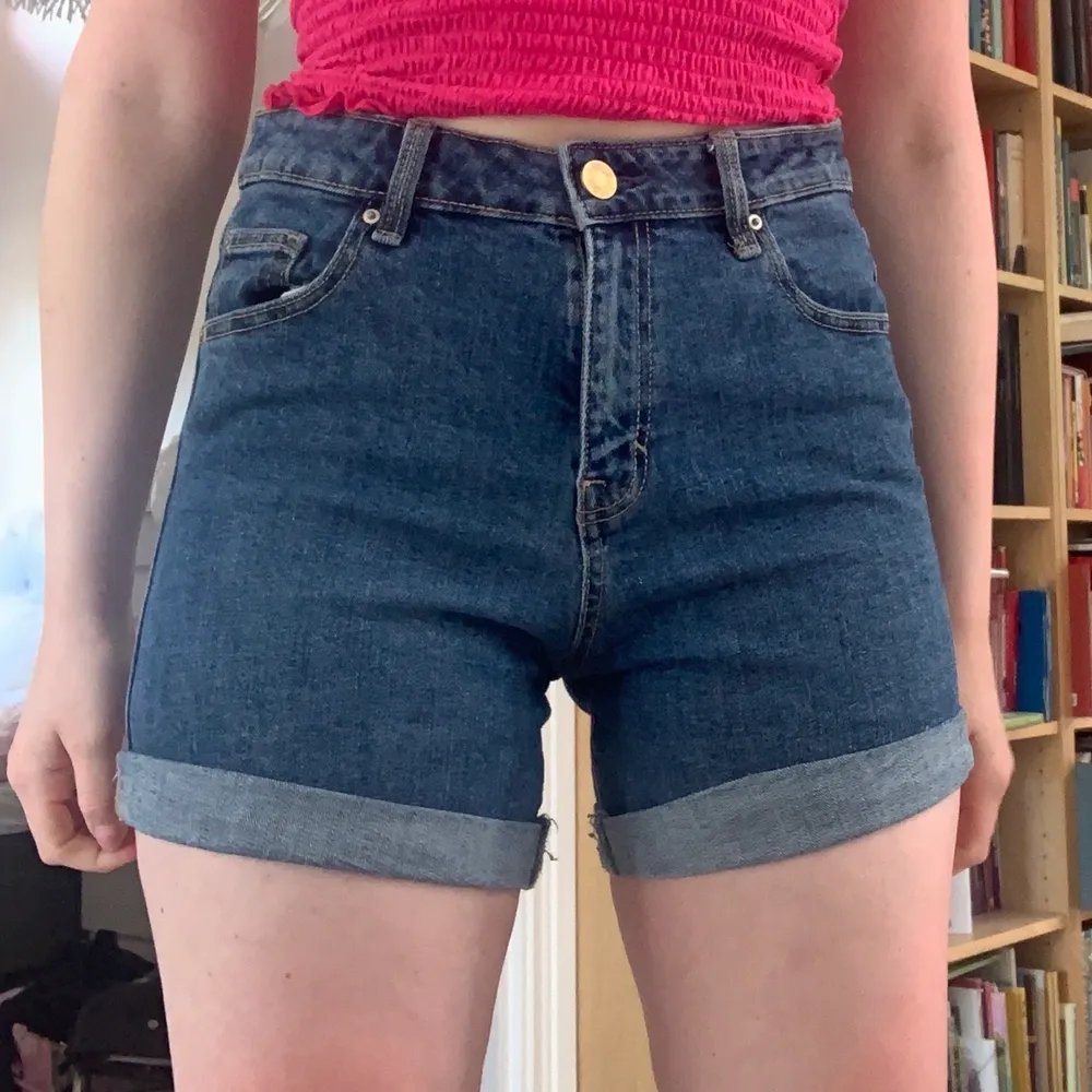 Ett par blå jeansshorts som är uppvikta längst ner. Använda enbart fåtal gånger. Storlek M. Osäker på märke men tror som är från Gina tricot. Säljs för 100kr men pris kan diskuteras💖 köparen står för frakten. Shorts.