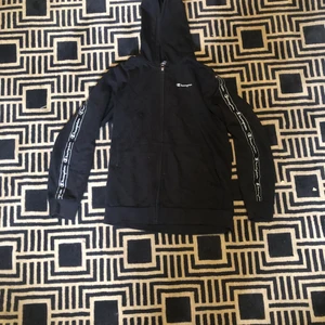 Champion sip up - Säljer en Champion sip up då den är för liten. Sizen är mätt i barn storlek 