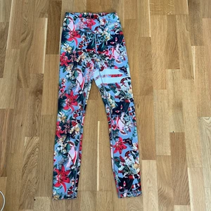 Stronger byxor - Dessa träningsbyxor är i bra skick men använda många gånger. Den är väldigt höjmidjade och sitter tajt i midjan. Det finns en liten ficka där bak. Där får det plats med bl.a.  nycklar och hårsnoddar. Dem är i storlek xs men passar även xxs (med långa ben)