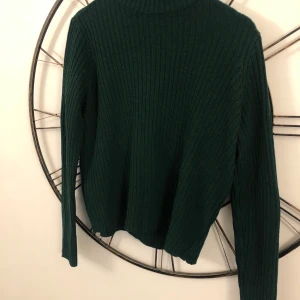 Mörkgrön stickad tröja, strl M - Stickad tröja i bra skick, köpt på H&M Hör av er vid extra frågor elr funderingar! Frakt betalas av köparen 