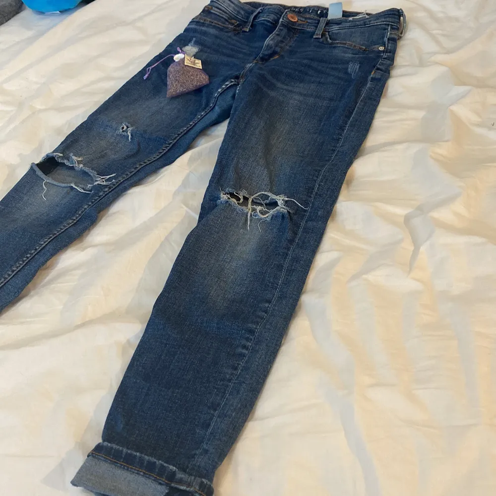 2 år gammal. Bra kvalite, sköna och coola . Jeans & Byxor.