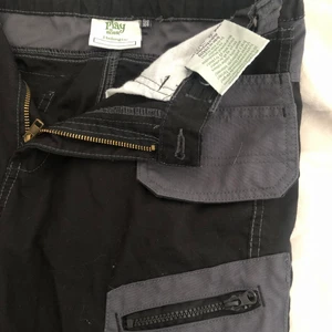 Grå och svarta varsel/ arbetsbyxor  - Gråa och svarta varsel byxor ifrån bluewear i storlek 158/164 väldigt sällan använda 