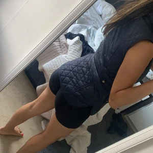 äkta barbour väst!  - Äkta Barbour väst köpt i England i självaste butiken. Köpte den för  2 000kr. Men jag förhandlar gärna pris! Skriv på DM ditt pris du hade velat köpa den för 💙 västen sitter som en smäck super fint på kroppen. Storleken är xs men passar small och medium.