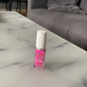 Nytt rosa nagellack