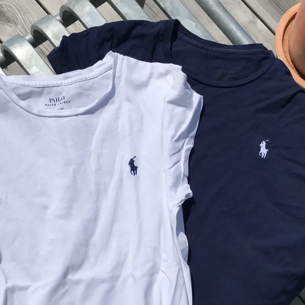 Säljer två stycken t-shirtar från Polo Ralph Lauren, en vit och en mörkblå. Antingen båda två för 75 eller 50 styck! . T-shirts.