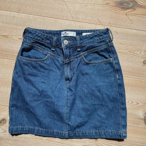 Jeanskjol - Hollister  - Fin jeanskjol från hollister! Säljer pga den är för liten för mig (är 180 cm).  Har fickor på bak och framsida!