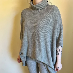 Grå stickad oversize tröja  - Grå stickad oversize tröja. Använd men i gott skick!  Står ej storlek på plagget men skulle uppskatta att den passar allt från XS till L. Köparen står för frakten.