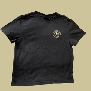 T-shirt  - En svart basic t-shirt från Dr Denim (Åhléns) 