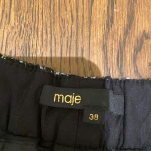 Säljer mina oanvända Maje shorts som är försmå på mig som är 159! Kan mötas upp på Östermalm eller frakta! Köpare står för frakt. Pris kan diskuteras!