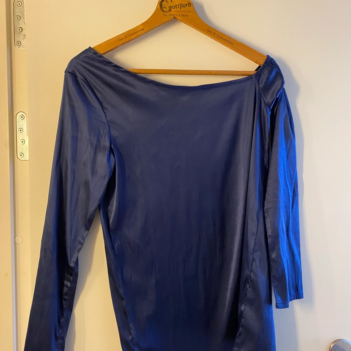 Off shoulder topp i satin - 90