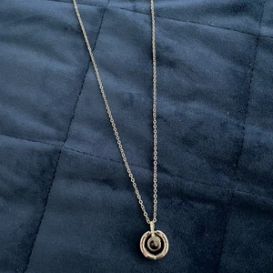 ”Jag älskar dig” på hundra olika språk halsband  - Den helt nya silverfärgade halsbandet som får din partner att älska dig ett steg mer. Inuti glasburen står det ”jag älskar dig” på hundra olika språk. 1 för 89 + frakt  2 för 178 + fri frakt  3 för 270 + fri frakt + gratis ring 