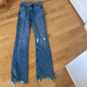 Bootcut jeans - De här bootcut jeansen med i strl 32 är verkligen jättefina, och har ganska låg midja, de är typ mid waist för mig. Säljer de för att de har blivit för små❤️ utgångspris 150kr, priset diskuteras så båda blir nöjda❤️ Köparen står för frakten💕