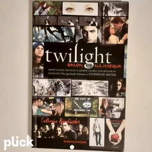 Bok Twilight bakom kulisserna  - I boken får vi följa filmteamets kreativa process i skapandet av succé filmen, Twilight. Boken är fylld med regissörens tankar, skisser till story boards och mycket annat. Mycket bra skick och perfekt för Twilight fantasten! Frakt: 45 kr