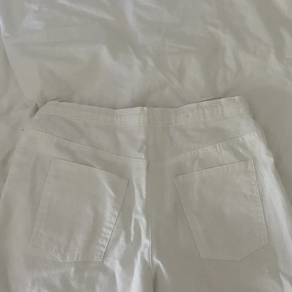 Säljer dessa vita linnebyxor från bonprix. Aldrig använda men säljer då dom är förstora för mig. Säljer för 170kr exklusive frakt💕☺️💞🌸. Jeans & Byxor.
