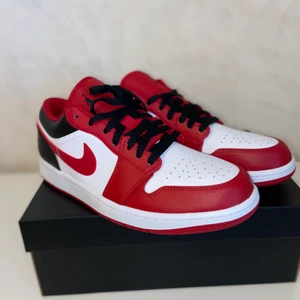 Air Jordan 1 Lows  - Air Jordan 1 Low Bull  Helt nya, kvitto finns från Nike.   Storlek 43