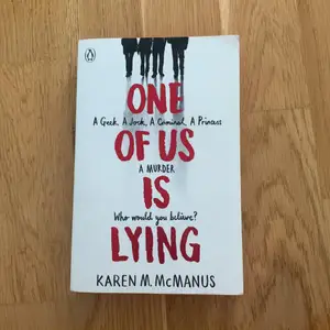 Säljer one of us is lying av Karen M. McManus. Super bra och spännande bok som nu också finns som serie på Netflix. (Boken är dock MYCKET bättre än serien) Perfekta high school dramat att läsa på semestern! Köparen står för frakten 