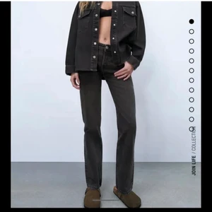 Zara jeans  - Säljer dessa fina zara jeans då de ej kommer till användning, byxorna är i fint skick💗 Frakt tillkommer💗💗