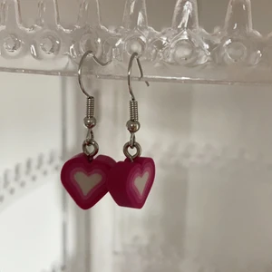 Örhängen  - Hjärt örhängen rosa hemmagjorda och bra kvalitet frakt 29 kr