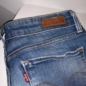 Vintage Levis jeans med hål. Det står inget i om storlek/ modell tyvärr. Men skriv om ni undrar så kan jag mäta o så❤️