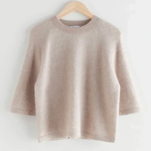 Tröja & Other Stories - Säljer denna populär tröja från & Other Stories i storlek S. Fint skick, endast använd en gång!💕