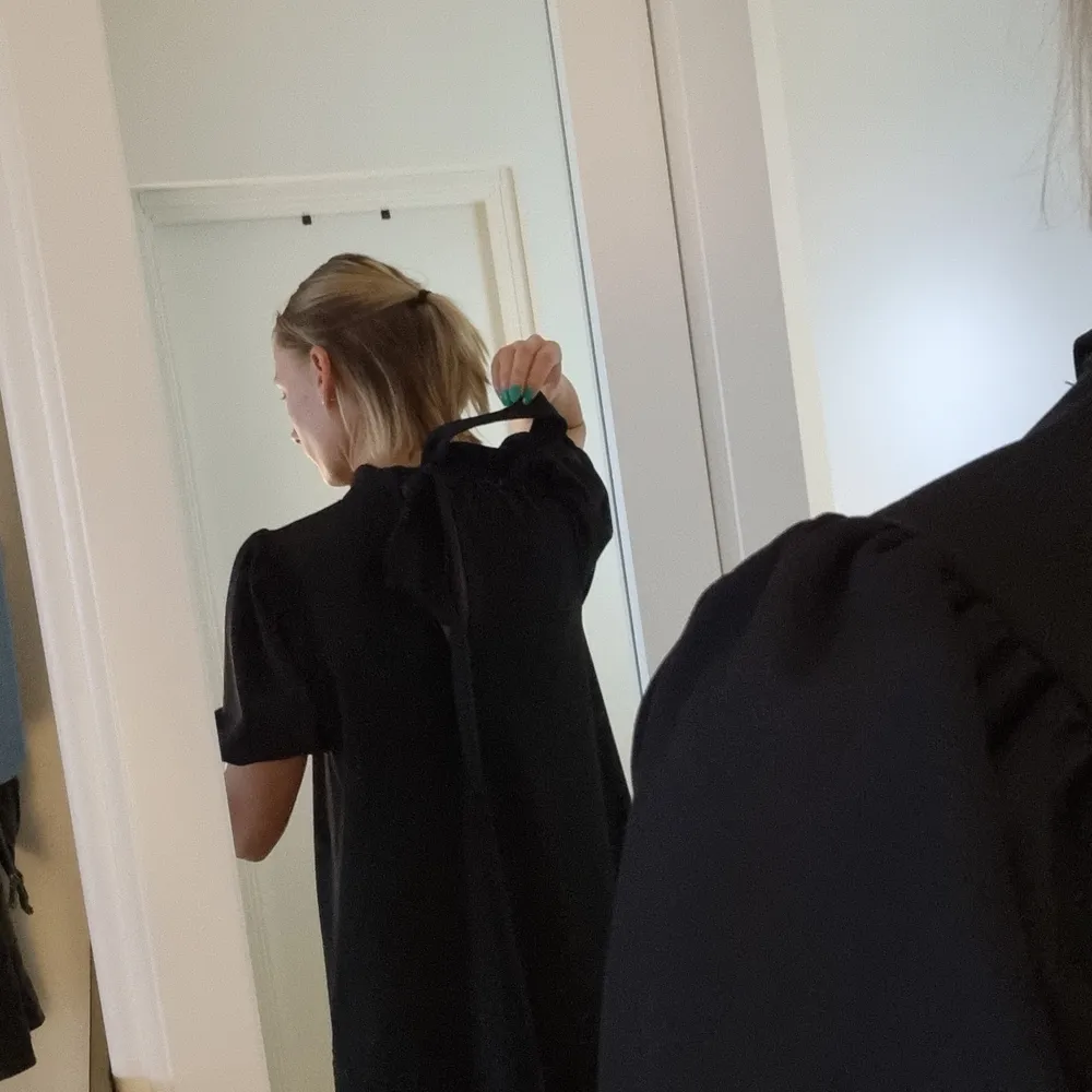 Zara black dress in the back you can tied a ribbon. Klänningar.