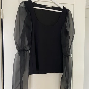 Festtopp  - Festtopp från Nelly i storlek M. Använd 1 gång!