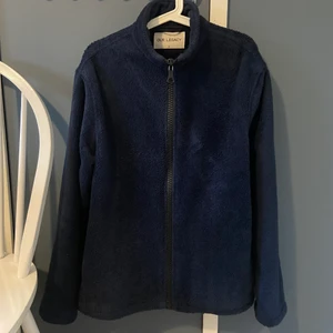 Our legacy fleece - Fleecejacka/tröja från our legacy, mörkblå färg och jättebra skick. Storlek 50/L men passar M också. Från deras vinterkollektion 2020, helt slutsåld. Nypris 3k.  Skriv vid frågor eller fler/specifik bild