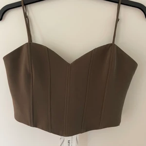 Grön korsett topp Zara - Säljer denna slutsålda och även oanvända korsett toppen ifrån Zara då den tyvärr är förstor i bysten för mig. Storlek S. Nypris 259kr, säljer för 150kr och frakt tillkommer.✨  Prislappen sitter kvar.