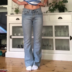 Levis jeans  - Ljusblå jeans från Levis som sitter midrise✨ Bra storlek på mig som har xs/s och är 160cm Midjemått: 72cm  Innerbenslängd: 75cm