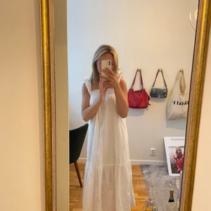 Midsommar klänning  - Vit sommarklänning perfekt för midsommar! Använd ett fåtal gånger. 