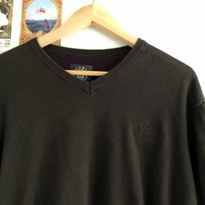 Brun sweater - Bekväm tröja i bra skick som jag köpt second hand men inte använt någon gång. Oversize och tröjan har V ringad krage