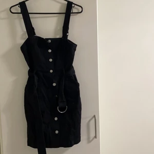 Klänning från H&M - Klänning från h&m använd en gång i storlek 36