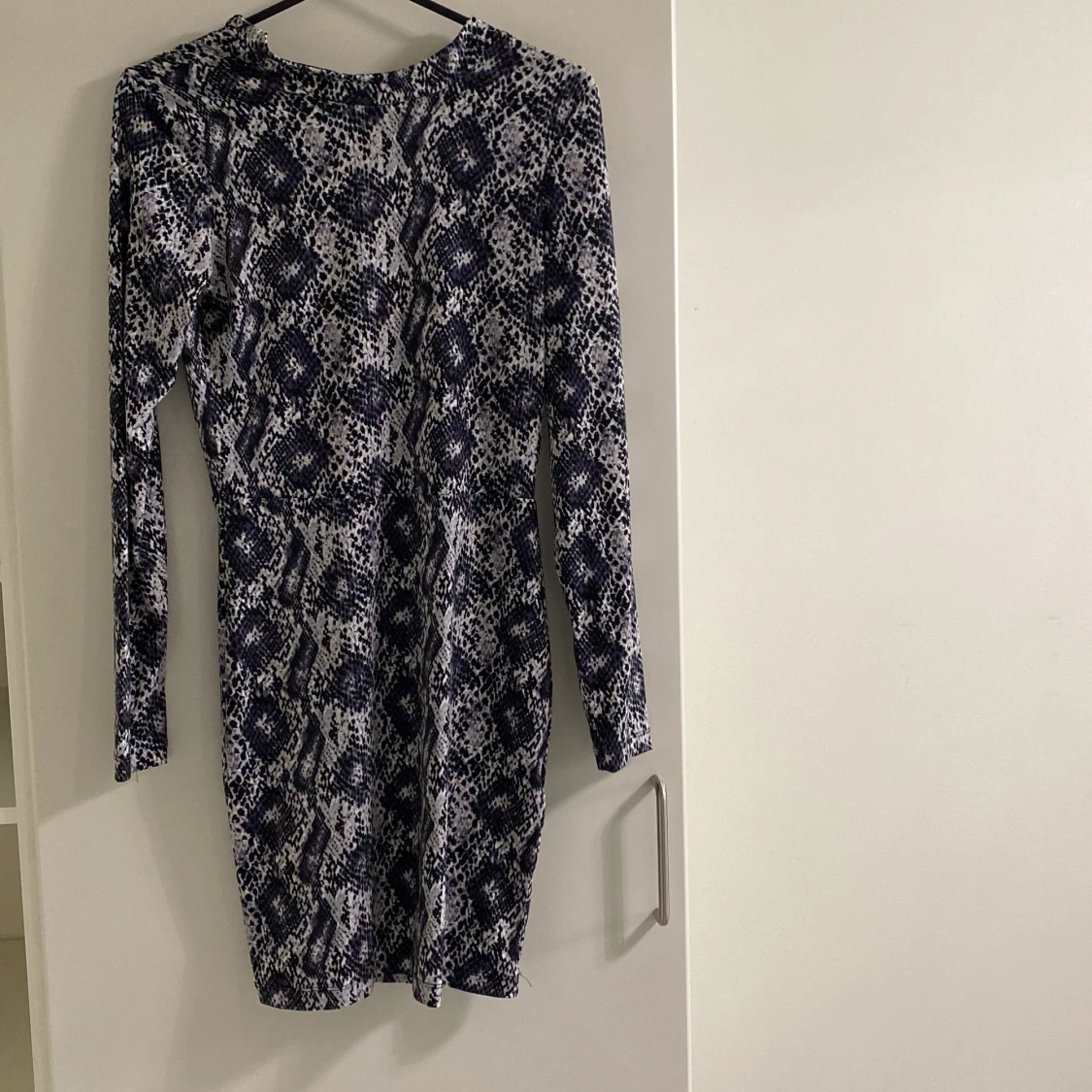 Orm mönstrad klänning 