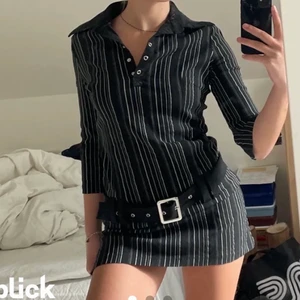 Y2k klänning - Skiiitnsygg klänning köpt här på Plick som sitter som en smäck. Buda i kommentarer