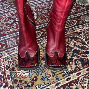 Skinn boots - Lätt ett par av dom snyggaste bootsen jag sett, äkta skin med fina ormskinns detaljer på tårna å hälen. Lite skavda å så men fortfarande drömmiga! 