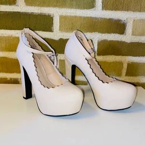 Högklackade skor - Ett par beiga högklackade skor som aldrig blivit använda, helt nya då. Säljs för 150kr+ frakt.