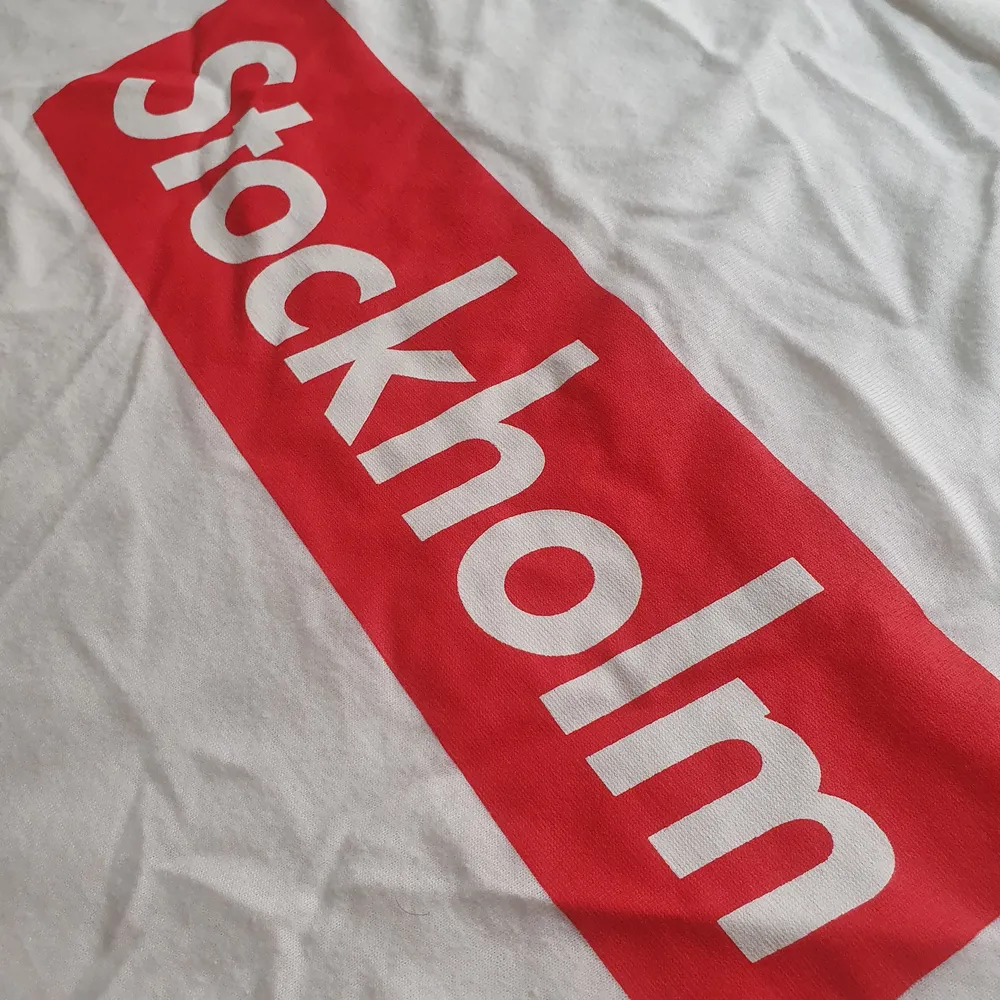 Tshirt med texten Stockholm från bikbok . T-shirts.